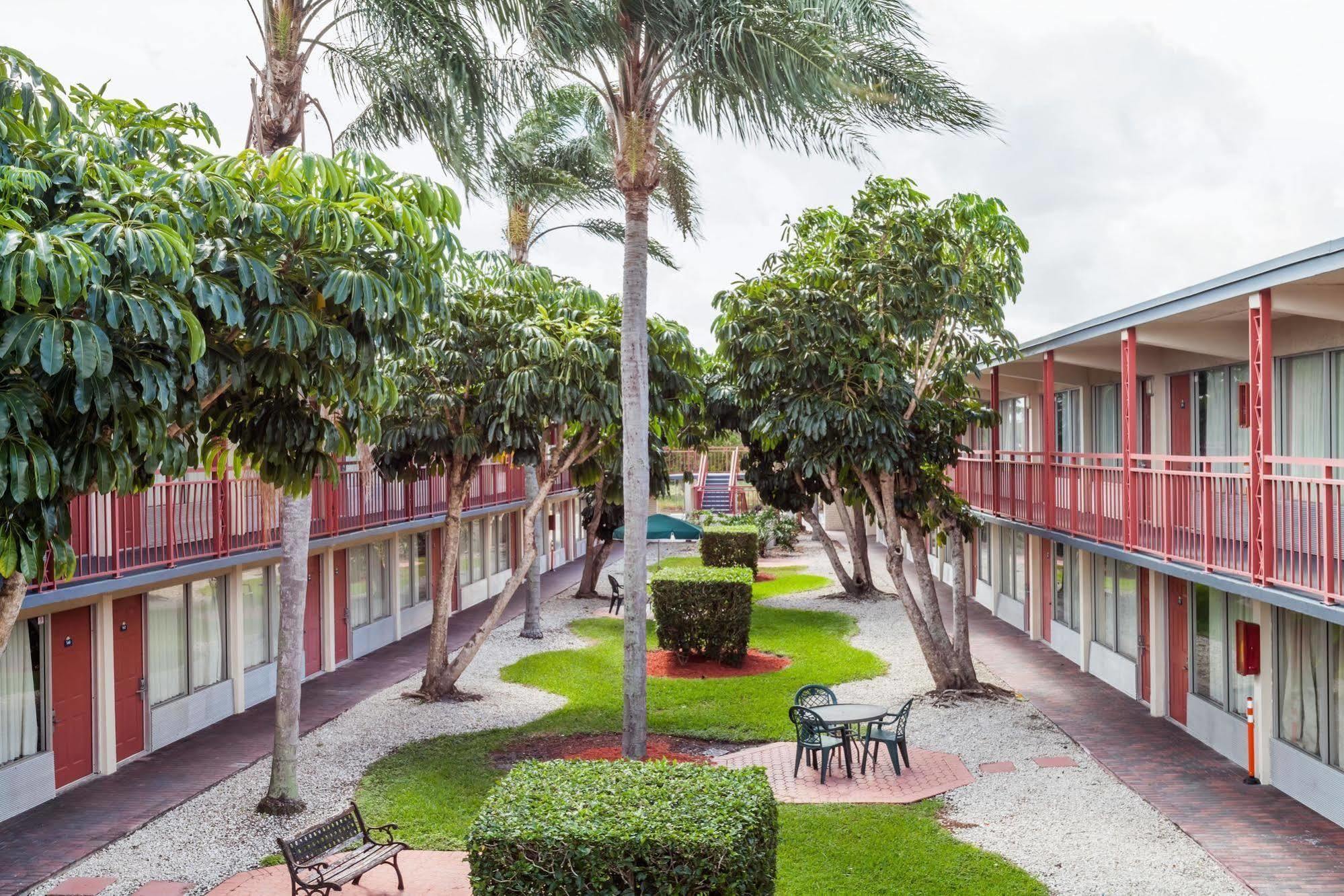 Days Inn By Wyndham West Palm Beach Exterior foto