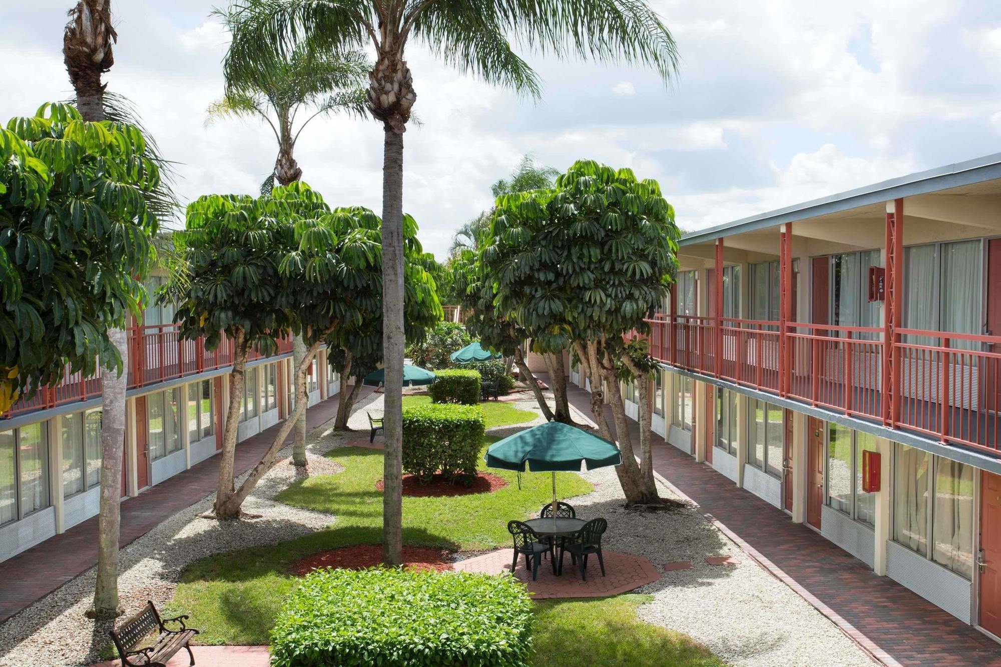 Days Inn By Wyndham West Palm Beach Exterior foto